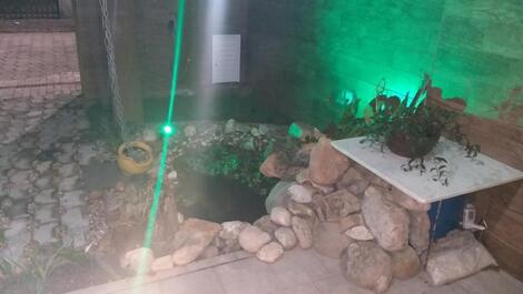 Foto noturna da fonte de água