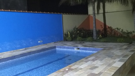 Visão noturna da piscina,super iluminada p/sua família aproveitar todos momentos