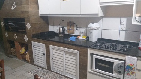 Cozinha compartilhada com pia.