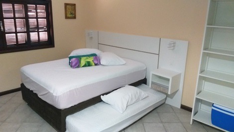 Cama de casal e auxiliar de solteiro da suíte Pavão.