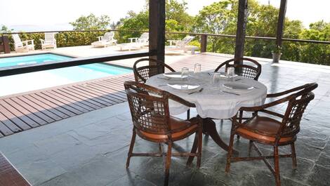 mesa de jantar ao lado da piscina