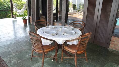 mesa de jantar ao lado da piscina