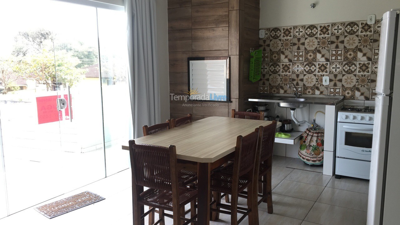Apartamento para aluguel de temporada em Pontal do Paraná (Balneário Leblon)
