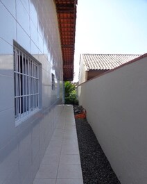 Linda casa na Praia Grande suíte com AC, poço, ótima região