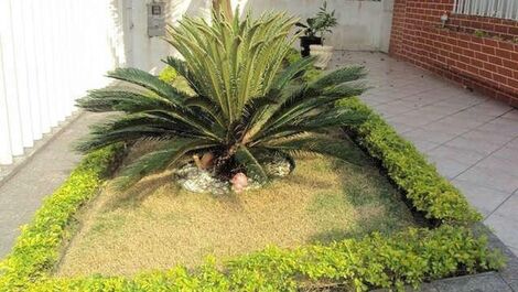 Casa con suite y piscina cerca del centro de Mongaguá (11) 93387-8729