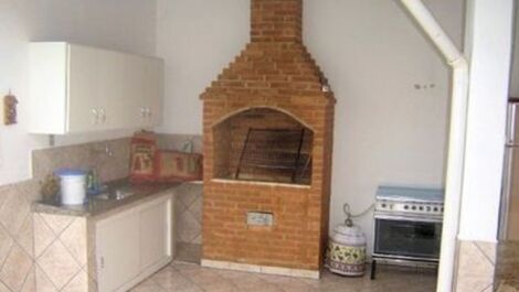 Casa con suite y piscina cerca del centro de Mongaguá (11) 93387-8729