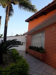 Casa con suite y piscina cerca del centro de Mongaguá (11) 93387-8729