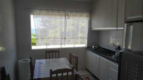Apartamento em frente mar com 2 dormitórios para até 6 pessoas