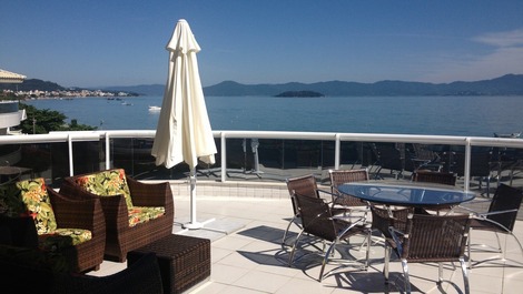 Luxury penthouse with 09 bedrooms, jacuzzi and full sea view !!