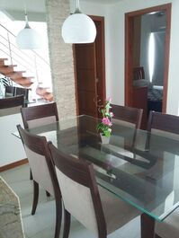 Sala de jantar com 6 cadeiras 