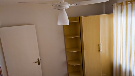 dormitório de solteiro com ventilador de teto