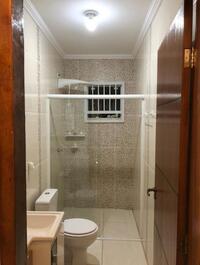 Banheiro 2. equipado com chuveiro lorenzetti com pressurização.