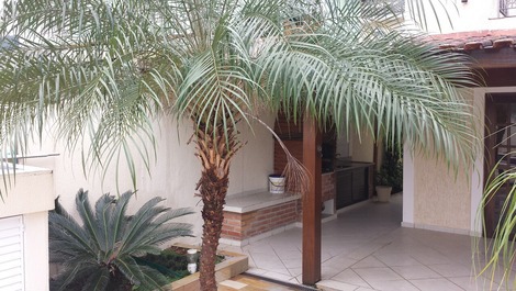 Cómoda casa con piscina cerca del centro de Juquehy