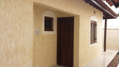 Cómoda casa con piscina cerca del centro de Juquehy