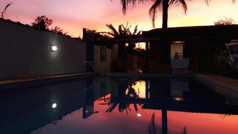 Vista da piscina com lindo por do sol