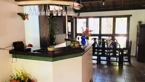 Linda casa com 8 quartos localizada à 70m da Praia de Taperapuan