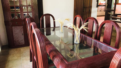 Linda casa com 8 quartos localizada à 70m da Praia de Taperapuan