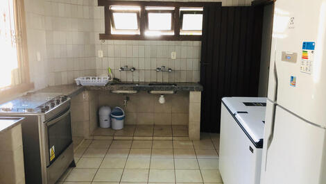 Linda casa com 8 quartos localizada à 70m da Praia de Taperapuan