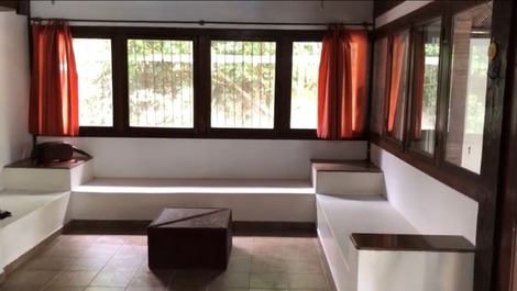 Linda casa com 8 quartos localizada à 70m da Praia de Taperapuan