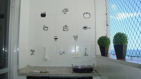 Sacada com vista lateral  para o mar e tela de proteção