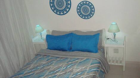 Quarto com cama de casal e beliche
