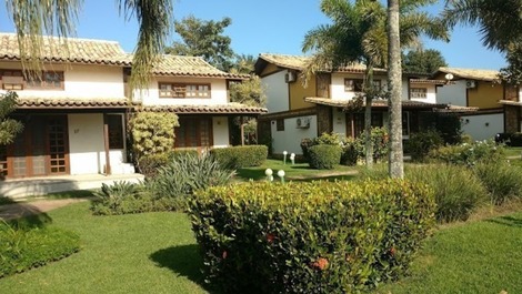 Linda casa em condomínio fechado com excelente infraestrutura