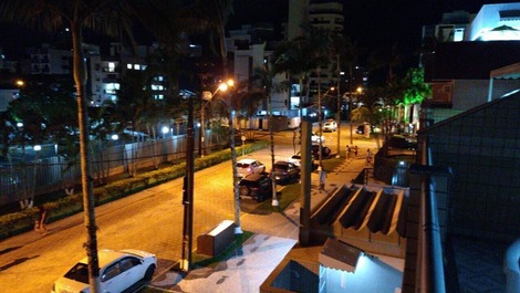 Da varanda tem essa linda vista da noite do Balneário de Caiobá - Matinhos - PR.