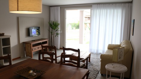 Copa integrada com sala de estar, cozinha e varandas