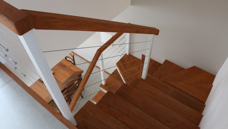 Escada para área íntima no andar superior