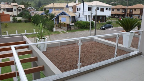 Sacada da suíte principal com vista para a serra