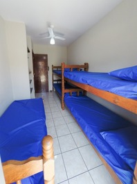 QUARTO DE SOLTEIRO COM CAPAS DE COLHÕES E TRAVESSEIROS IMPERMEÁVEIS