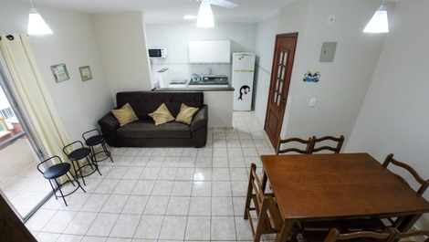 MESA DA SALA DE JANTAR COM VISTA PARA A COZINHA