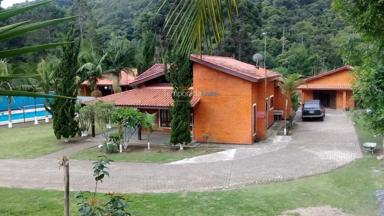 Chácara / sítio para aluguel de temporada em Itapecerica da Serra (Jd Petropolis)