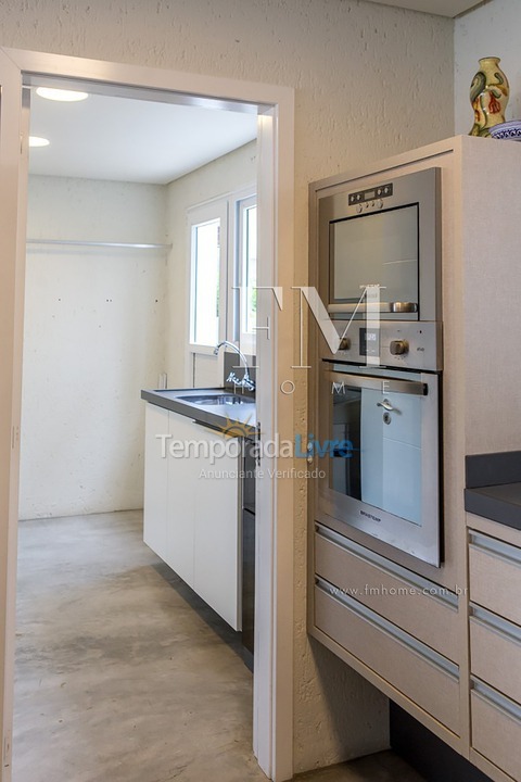 Casa para aluguel de temporada em Florianópolis (Jurere Tradicional)