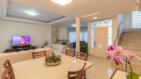 Imobiliária da Praia - Living com dois ambientes integrados a sala de jantar.