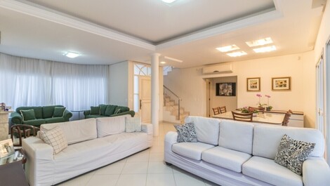Imobiliária da Praia - Living com dois ambientes integrados a sala de jantar.