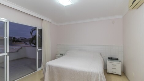 Imobiliária da Praia - Suíte máster com closet, hidromassagem e terraço.