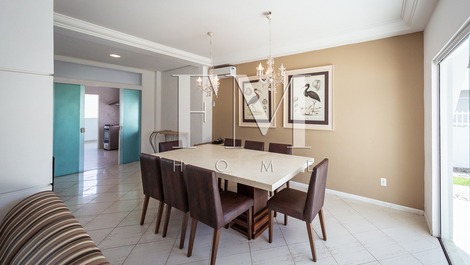 Big summer house! House with 6 suites, less than 200 meters from the beach