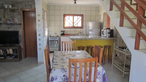 Espaço para refeições e cozinha interna