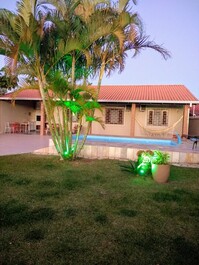 Frente da casa ao anoitecer.