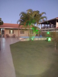 Frente da casa com cadeiras de descanso