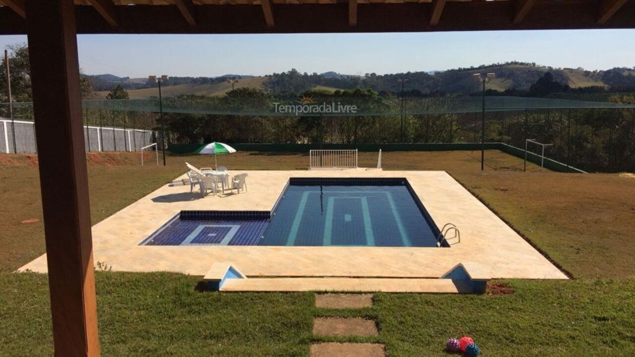 Casa para alquiler de vacaciones em Piracaia (Condomínio Santa Rita)