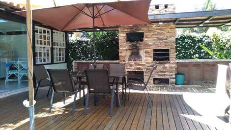 Excelente casa con piscina, barbacoa, horno de pizza y sauna.