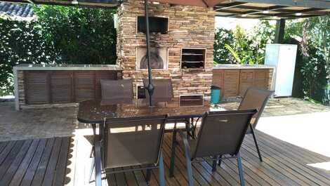 Excelente casa con piscina, barbacoa, horno de pizza y sauna.