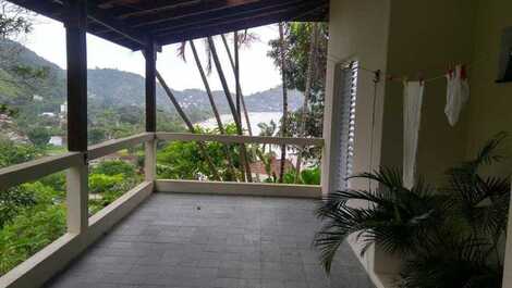 Casa dentro de condomínio com vista para o mar