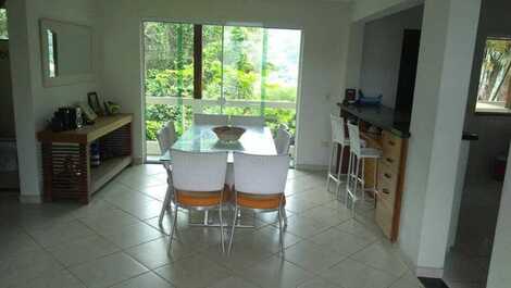 Casa dentro de condomínio com vista para o mar
