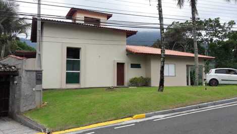 Casa dentro de condomínio com vista para o mar