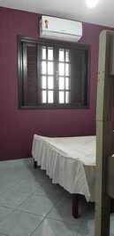 Quarto possui uma beliche,uma cama de casal e ar condicionado.