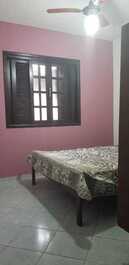 Quarto com ventilador.