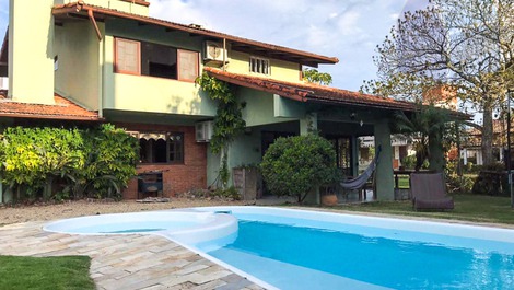 Piscina e fachada lateral da casa